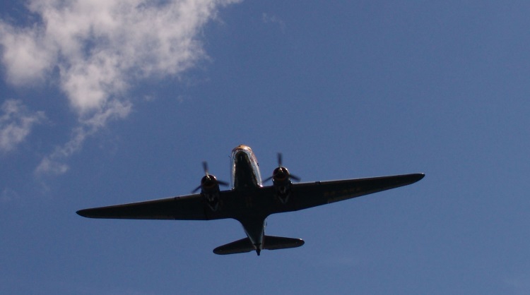 Foto på en DC-3:a i luften fotograferad nutid.  Klicka på bilden för att förstora den.