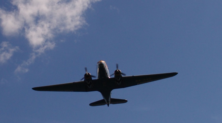 DC-3:a i luften fotograferad i nutid. Klicka på bilden för att förstora den.