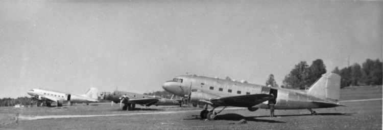 Den nedskjutna DC 3:an på Barkarby flygfält. 