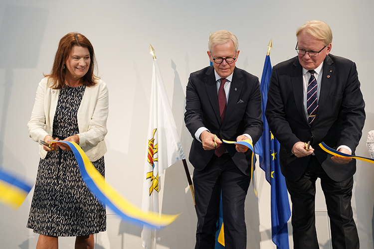 Utrikesminister Ann Linde generaldirektör Björn Lyrvall försvarsminister Peter Hultqvist klipper av ett band