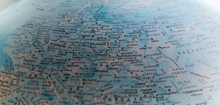 Foto på jordglob över Europa med Ukraina i centrum av bilden.