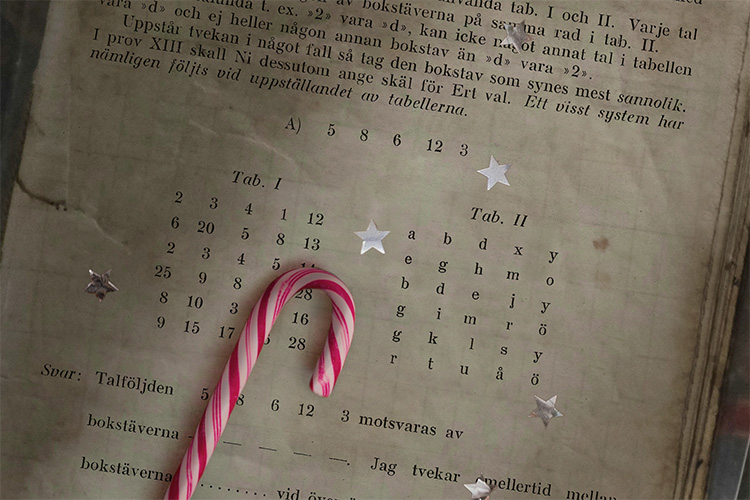 Polkagris på gulnat papper.