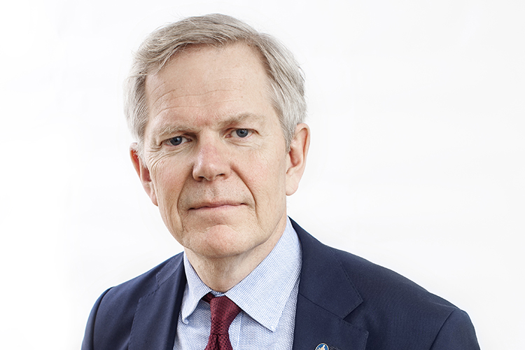 Pressbild på man i kostym.