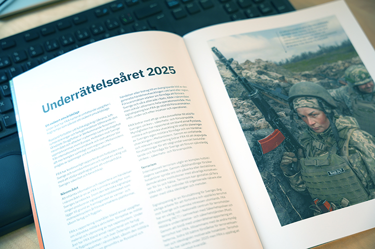 Artikeln i FRA:s årsrapport. Nyhetsbild på kvinnlig ukrainsk soldat.