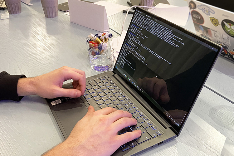 Händer på tangentbord på laptop.
