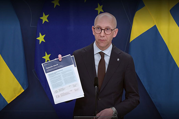 John Billow, chef för NCSC, med publikationen Operativ teknik under pressträffen.