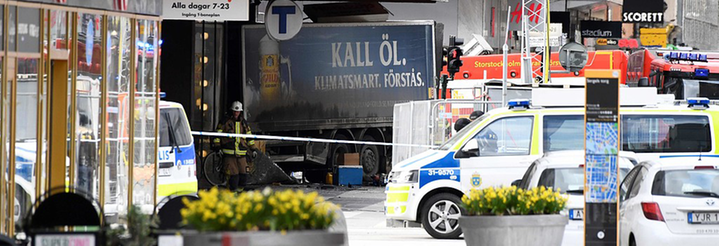 Drottninggatan i Sockholm med polisbilar och lstbilen som kört in i Åhlens efter terrorattentatet 2017-04-07