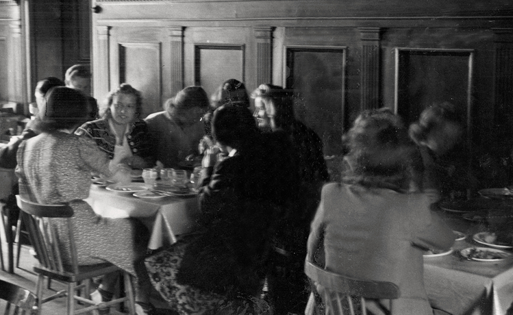 Foto på FRA-kvinnor som äter lunch på Matbo. Klicka på bilden för att förstora den.