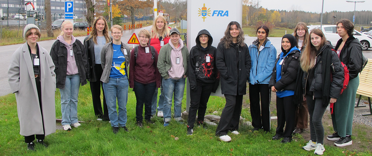 RootCamp-elever fotograferade vid FRA:s anläggning på Lovön.