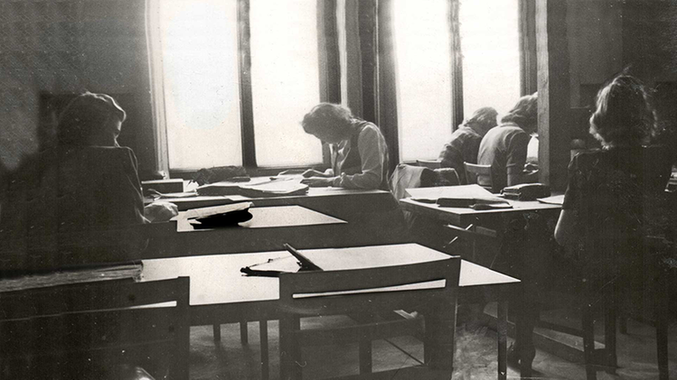 De fem personerna i ett arbetsrum på FRA 1942 hade vad som krävdes. Klicka på bilden för att förstora den.